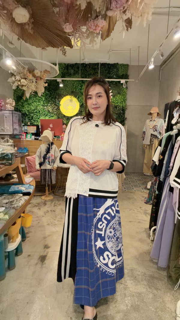 蕾絲拼接異材質上衣 