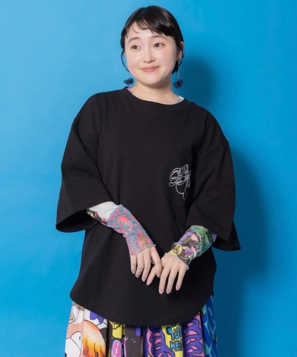 櫻桃塗鴉掛牌吊飾造型上衣 