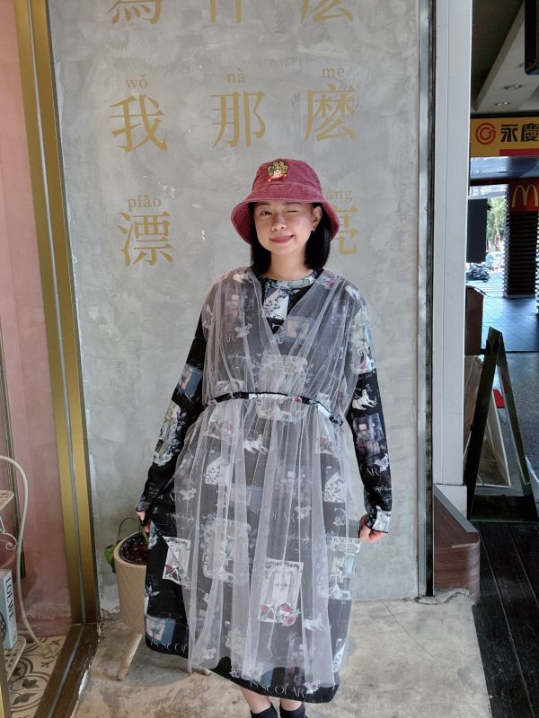 V領底片塗鴉長版上衣 