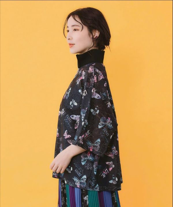彩色拓蝶蕾絲布造型上衣 