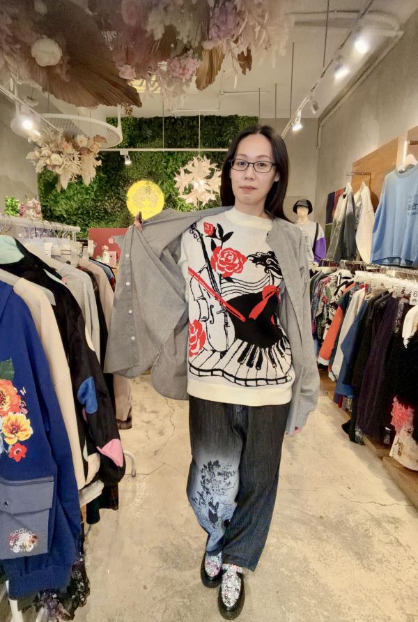 小提琴女人背影針織上衣 