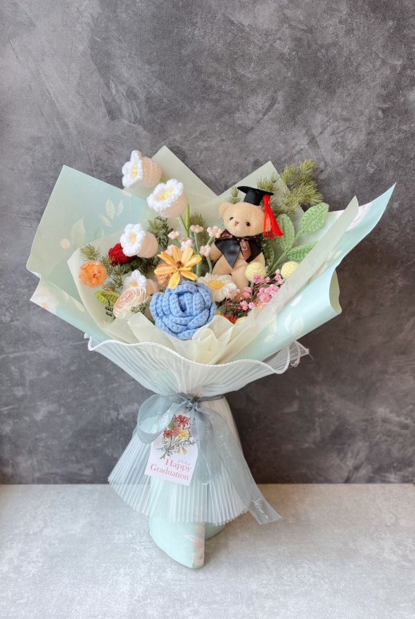 畢業小熊編織花束 畢業小熊編織花束,編織花, 毛線花, 乾燥花, 索拉花, 仿真花, 永生花, 花籃, 藤籃桌花, 鉤針, crochet,