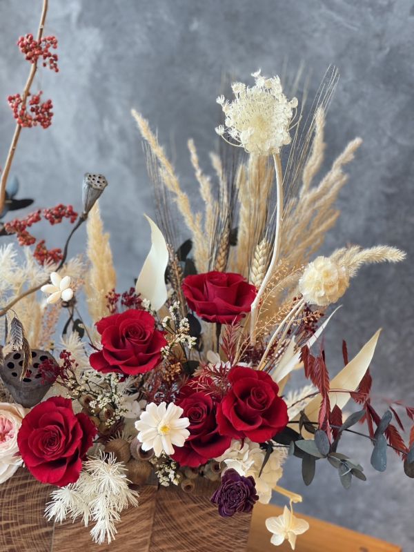 緋紅衷情_櫸木永生桌花 節慶永生花籃,  festival flower, 不凋花, 乾燥花, 索拉花, 仿真花, 永生花, basket flower,手提木盒桌上花, 長型木盒桌上花,永生桌花,永生花,永生玫瑰,不凋花,企業花禮,喬遷開幕,入厝花,生日祝賀花禮,裝飾桌花,室內設計,軟裝,卓恩研究室,以斯帖花園 ,esthergarden﻿