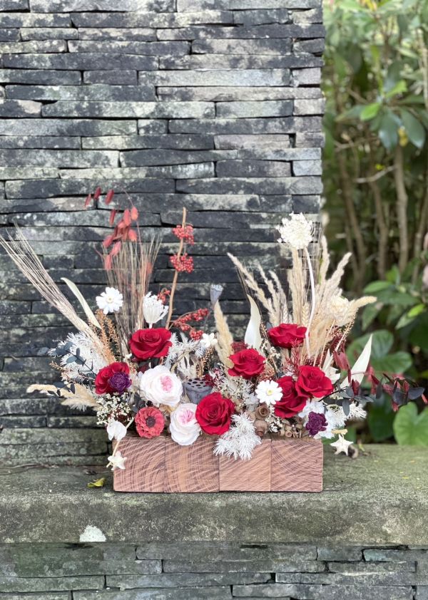 緋紅衷情_櫸木永生桌花 節慶永生花籃,  festival flower, 不凋花, 乾燥花, 索拉花, 仿真花, 永生花, basket flower,手提木盒桌上花, 長型木盒桌上花,永生桌花,永生花,永生玫瑰,不凋花,企業花禮,喬遷開幕,入厝花,生日祝賀花禮,裝飾桌花,室內設計,軟裝,卓恩研究室,以斯帖花園 ,esthergarden﻿