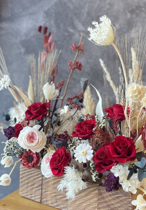 緋紅衷情_櫸木永生桌花 節慶永生花籃,  festival flower, 不凋花, 乾燥花, 索拉花, 仿真花, 永生花, basket flower,手提木盒桌上花, 長型木盒桌上花,永生桌花,永生花,永生玫瑰,不凋花,企業花禮,喬遷開幕,入厝花,生日祝賀花禮,裝飾桌花,室內設計,軟裝,卓恩研究室,以斯帖花園 ,esthergarden﻿