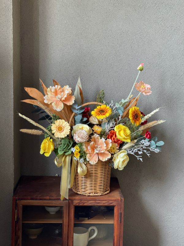 祝賀花籃-黃橘陽光色系 祝賀花籃, 節慶永生花籃,   festival flower, table flower, basket flower, 不凋花, 乾燥花, 索拉花, 仿真花, 永生花