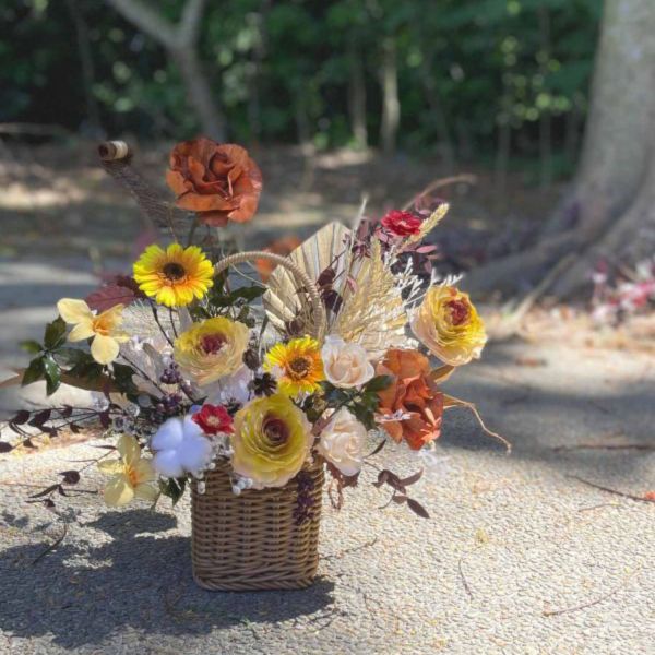 祝賀花籃-黃橘陽光色系 祝賀花籃, 節慶永生花籃,   festival flower, table flower, basket flower, 不凋花, 乾燥花, 索拉花, 仿真花, 永生花