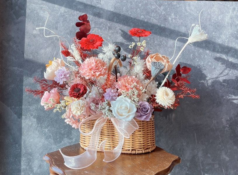 祝賀花籃- 紅粉暖心色系 祝賀花籃, 節慶永生花籃,   festival flower, table flower, basket flower, 不凋花, 乾燥花, 索拉花, 仿真花, 永生花