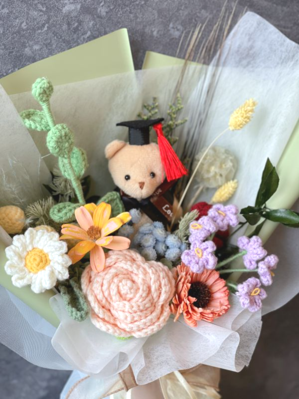 畢業小熊編織花束 畢業小熊編織花束,編織花, 毛線花, 乾燥花, 索拉花, 仿真花, 永生花, 花籃, 藤籃桌花, 鉤針, crochet,