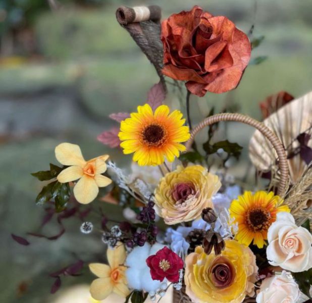 祝賀花籃-黃橘陽光色系 祝賀花籃, 節慶永生花籃,   festival flower, table flower, basket flower, 不凋花, 乾燥花, 索拉花, 仿真花, 永生花