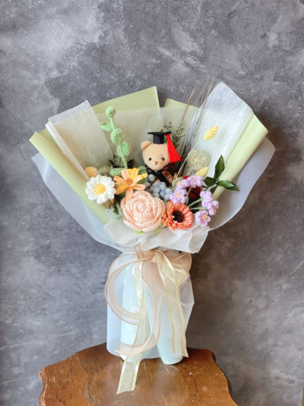 畢業小熊編織花束 畢業小熊編織花束,編織花, 毛線花, 乾燥花, 索拉花, 仿真花, 永生花, 花籃, 藤籃桌花, 鉤針, crochet,
