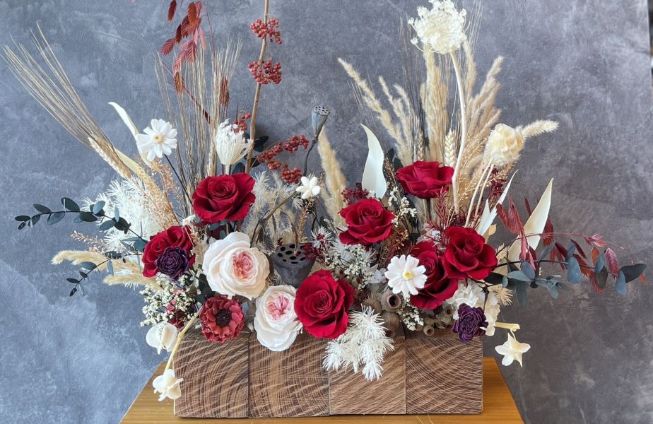 緋紅衷情_櫸木永生桌花 節慶永生花籃,  festival flower, 不凋花, 乾燥花, 索拉花, 仿真花, 永生花, basket flower,手提木盒桌上花, 長型木盒桌上花,永生桌花,永生花,永生玫瑰,不凋花,企業花禮,喬遷開幕,入厝花,生日祝賀花禮,裝飾桌花,室內設計,軟裝,卓恩研究室,以斯帖花園 ,esthergarden﻿