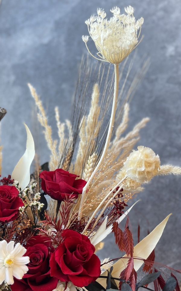 緋紅衷情_櫸木永生桌花 節慶永生花籃,  festival flower, 不凋花, 乾燥花, 索拉花, 仿真花, 永生花, basket flower,手提木盒桌上花, 長型木盒桌上花,永生桌花,永生花,永生玫瑰,不凋花,企業花禮,喬遷開幕,入厝花,生日祝賀花禮,裝飾桌花,室內設計,軟裝,卓恩研究室,以斯帖花園 ,esthergarden﻿