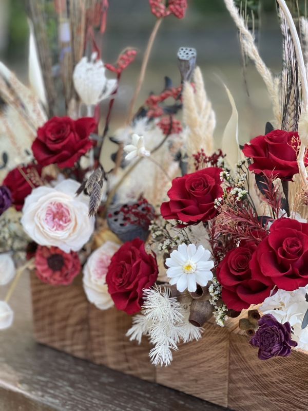 緋紅衷情_櫸木永生桌花 節慶永生花籃,  festival flower, 不凋花, 乾燥花, 索拉花, 仿真花, 永生花, basket flower,手提木盒桌上花, 長型木盒桌上花,永生桌花,永生花,永生玫瑰,不凋花,企業花禮,喬遷開幕,入厝花,生日祝賀花禮,裝飾桌花,室內設計,軟裝,卓恩研究室,以斯帖花園 ,esthergarden﻿
