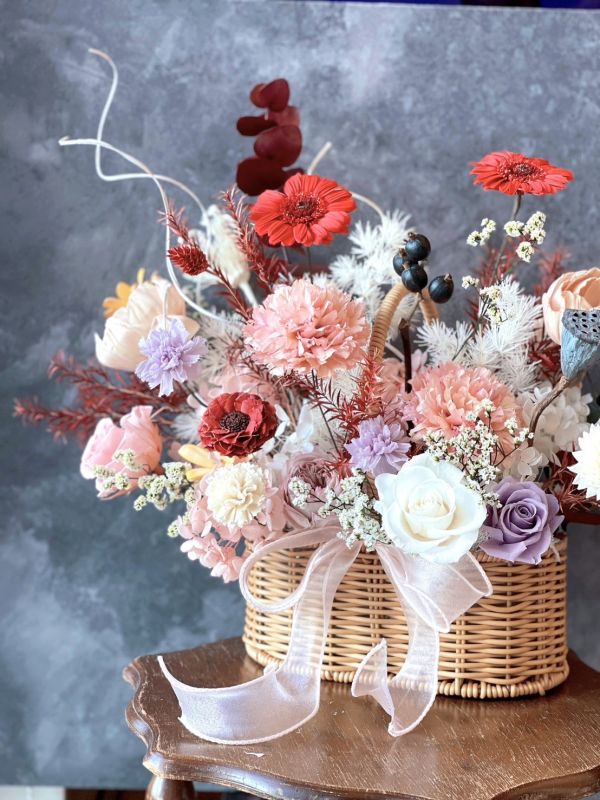 祝賀花籃- 紅粉暖心色系 祝賀花籃, 節慶永生花籃,   festival flower, table flower, basket flower, 不凋花, 乾燥花, 索拉花, 仿真花, 永生花