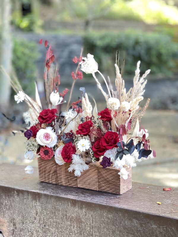 緋紅衷情_櫸木永生桌花 節慶永生花籃,  festival flower, 不凋花, 乾燥花, 索拉花, 仿真花, 永生花, basket flower,手提木盒桌上花, 長型木盒桌上花,永生桌花,永生花,永生玫瑰,不凋花,企業花禮,喬遷開幕,入厝花,生日祝賀花禮,裝飾桌花,室內設計,軟裝,卓恩研究室,以斯帖花園 ,esthergarden﻿