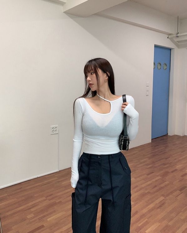 斜挖口造型親膚上衣 