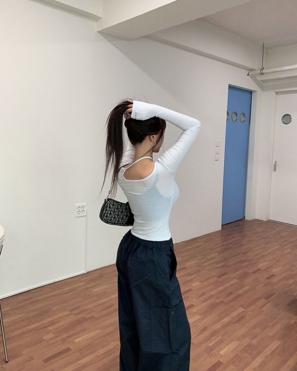 斜挖口造型親膚上衣 