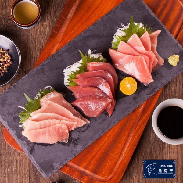 【團購優惠】黑鮪魚小盛合12片組 鮪魚大腹部位,油脂豐富,不亞於鮭魚。含EPA、DHA、Omega-3脂肪酸、蛋白質、維生素E、B群、鉀、鐵等,保護心臟、血管,預防心肌梗塞、動脈硬化、血栓,有助腦部活化。Omega-3抗發炎,預防免疫疾病、過敏、癌症,含蛋白質、維生素E、硒,增強免疫、抗衰老、抗癌。維生素A保護肌膚,鐵改善貧血。網狀分佈,肉色紅白交錯,口感鮮美軟綿。黑鮪肚極品,頭部前腹珍貴,南鮪上腹肉如A5和牛里肌,口感細緻入口即