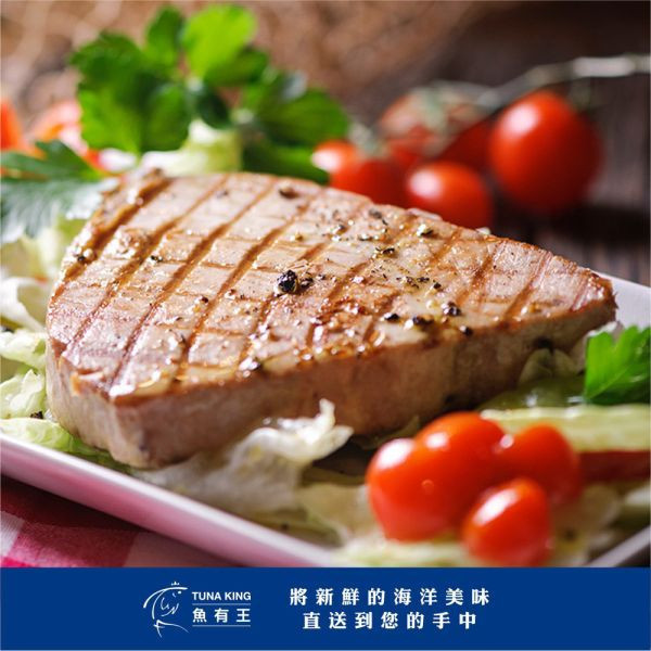 贈品-鮪魚排160g/包 鮪魚肉富含高品質蛋白質、健康脂肪和重要係列,包含維生素D、B群維生素和補充。烹飪方式多樣,可生食、煮湯、煎、烤或炸。無論是新鮮刺身、香煎鮪魚烤鮪魚或炸鮪魚串,展現鮪魚肉質豐富的口感和美味。鮪魚肉既營養又美味,是受歡迎的食材之一。