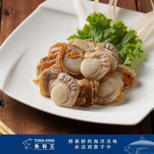 【團購優惠】日本熟凍帆立貝150g 帆立貝是低脂高蛋白的優質食材,含必需營養素,有助蛋白質利用。脂肪低,是優質蛋白來源。帆立貝維生素B12豐富,54克提供一天建議攝取量2倍,對紅血球、神經健康有益。帆立貝補充鋅,促皮膚、味覺、生殖健康,男女皆宜。牛磺酸維持肌肉,神經相關,含量高於雞胸肉、其他海鮮。帆立貝是推薦蛋白質來源,對紅血球、神經、皮膚、肌肉有益,適合提神或運動後補充。
