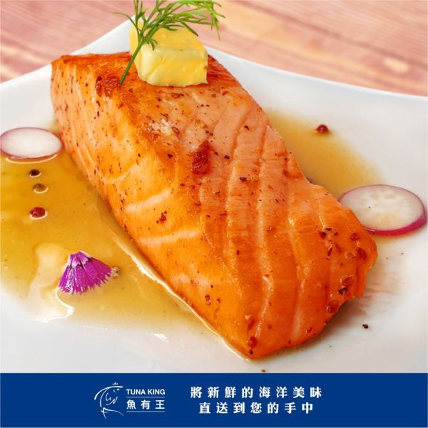 特級厚切鮭魚菲力250g 鮭魚菲力是營養豐富、口感極佳的食材,富含高品質蛋白質、Omega-3脂肪酸和維生素D。肉質豐潤、細嫩,帶有淡淡海洋風味。經適當烹調後,口感滑嫩多汁,肉質鮮美。烤、煎、蒸或生食皆可享用。鮭魚菲力是受人喜愛的美食選擇。