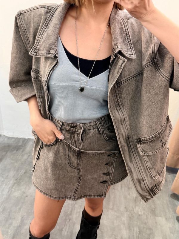 時髦牛仔斜釦套裝 