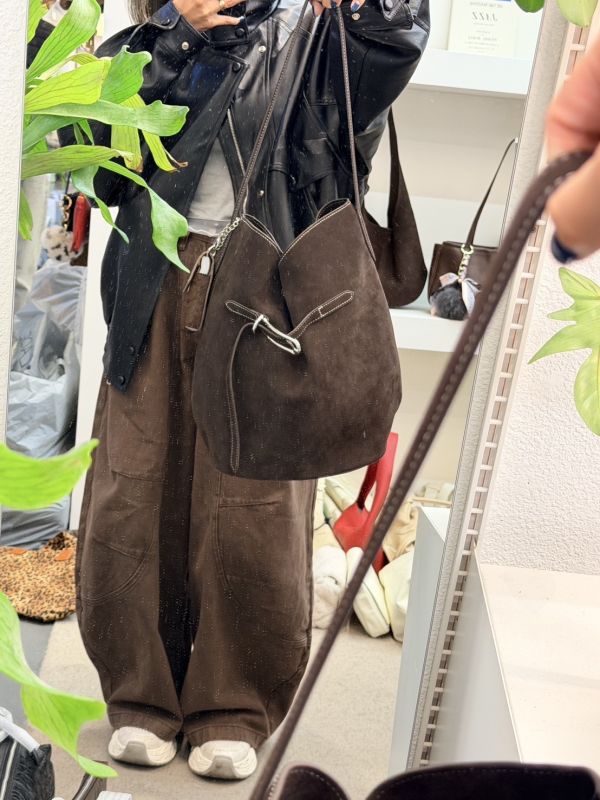 V029.鎖扣麂皮水桶包（牛皮工藝） 