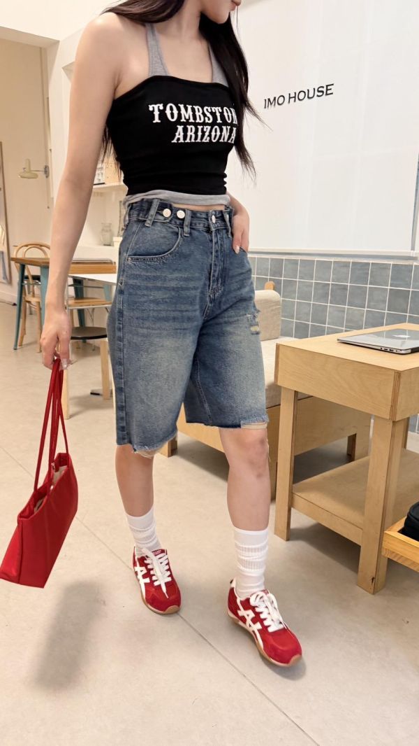 旁扣造型牛仔褲 