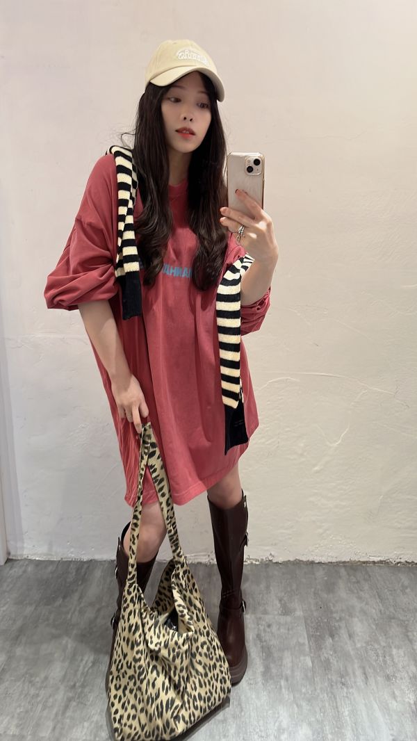 W22.豹紋斜背包 