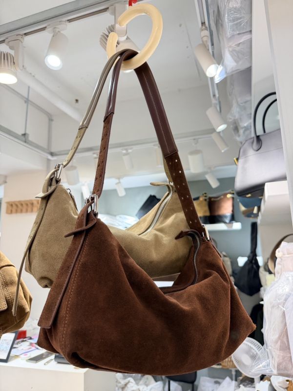 V021.牛皮麂皮單肩斜跨包 