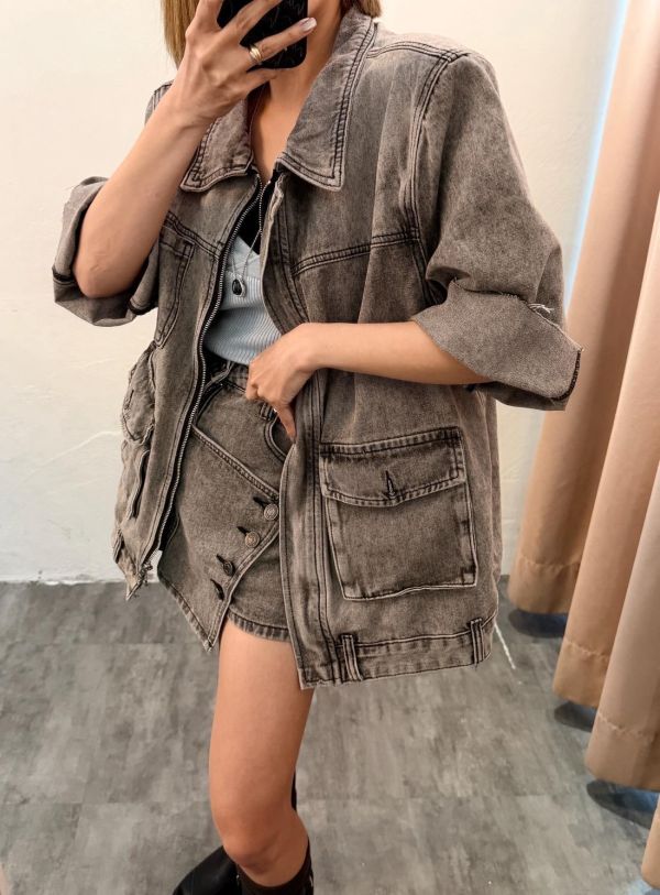 時髦牛仔斜釦套裝 