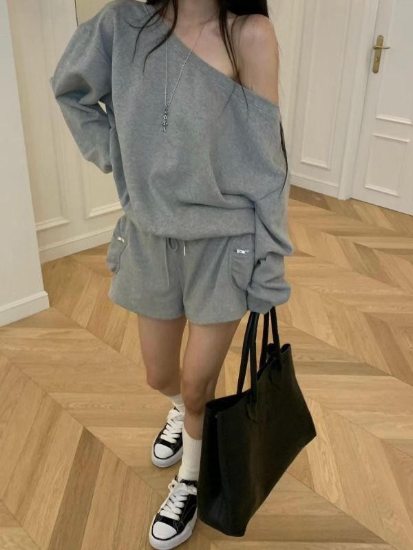 斜肩造型連身短褲 