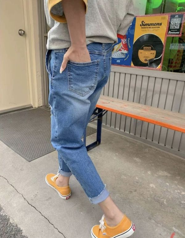 小直筒抓破牛仔褲 