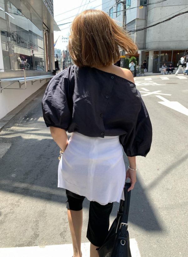 斜領燈籠袖上衣（黑色） 