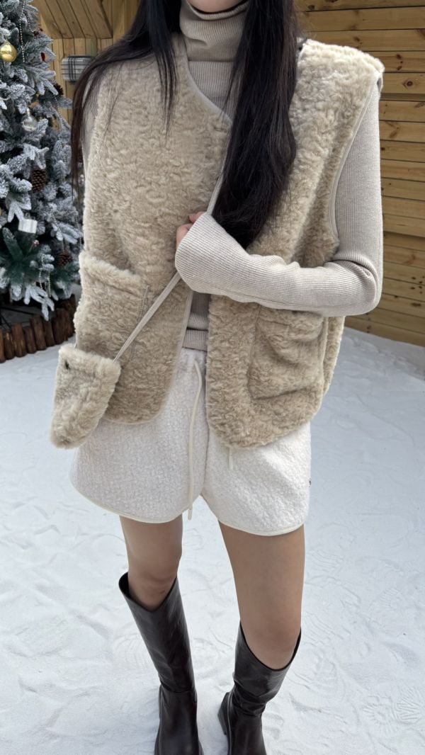 附包Ｑ毛背心＋高領上衣（杏色） 