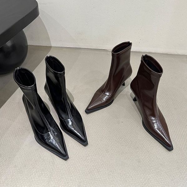 W37.尖頭細跟短靴 
