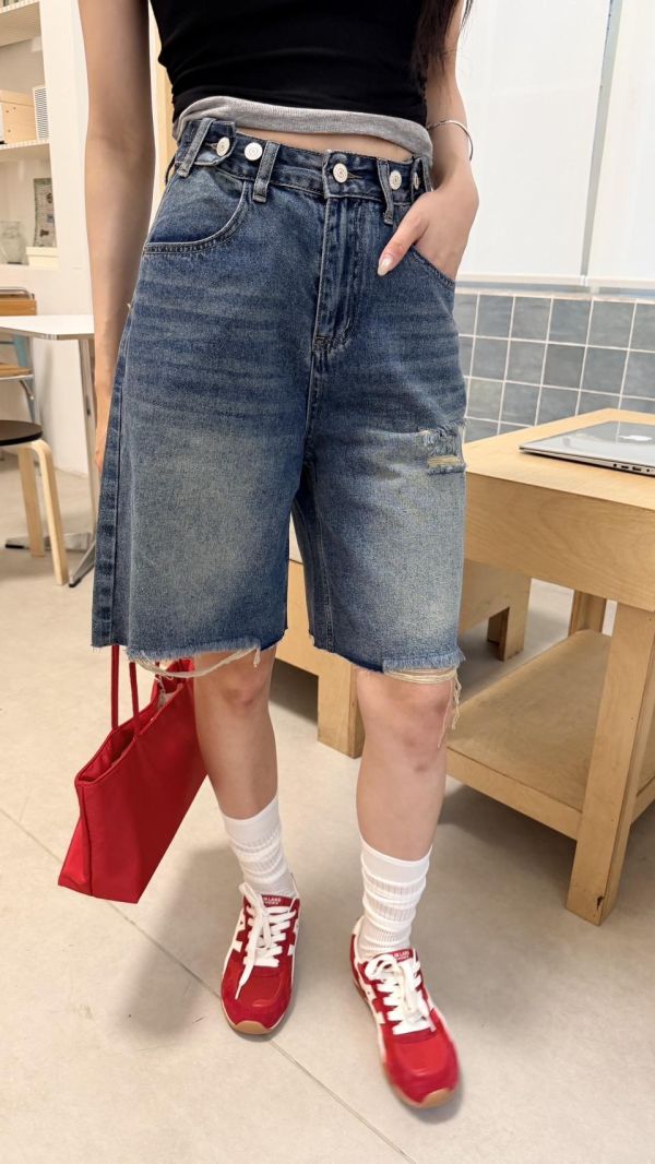 旁扣造型牛仔褲 