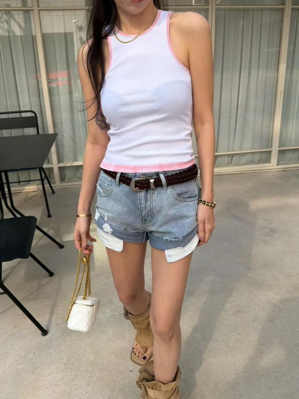 反折淺色短褲 