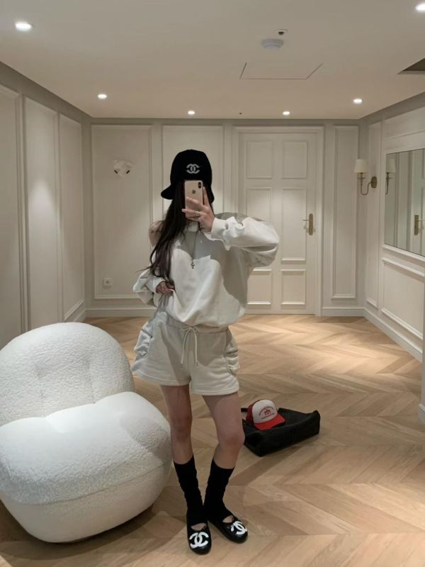 斜肩造型連身短褲 