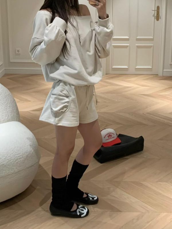 斜肩造型連身短褲 