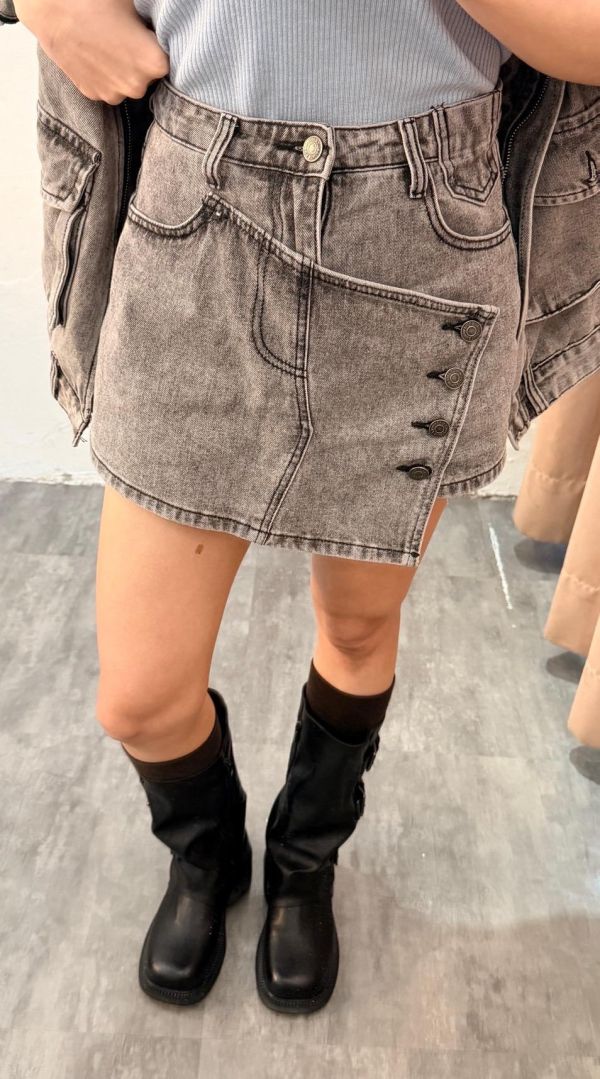 時髦牛仔斜釦套裝 