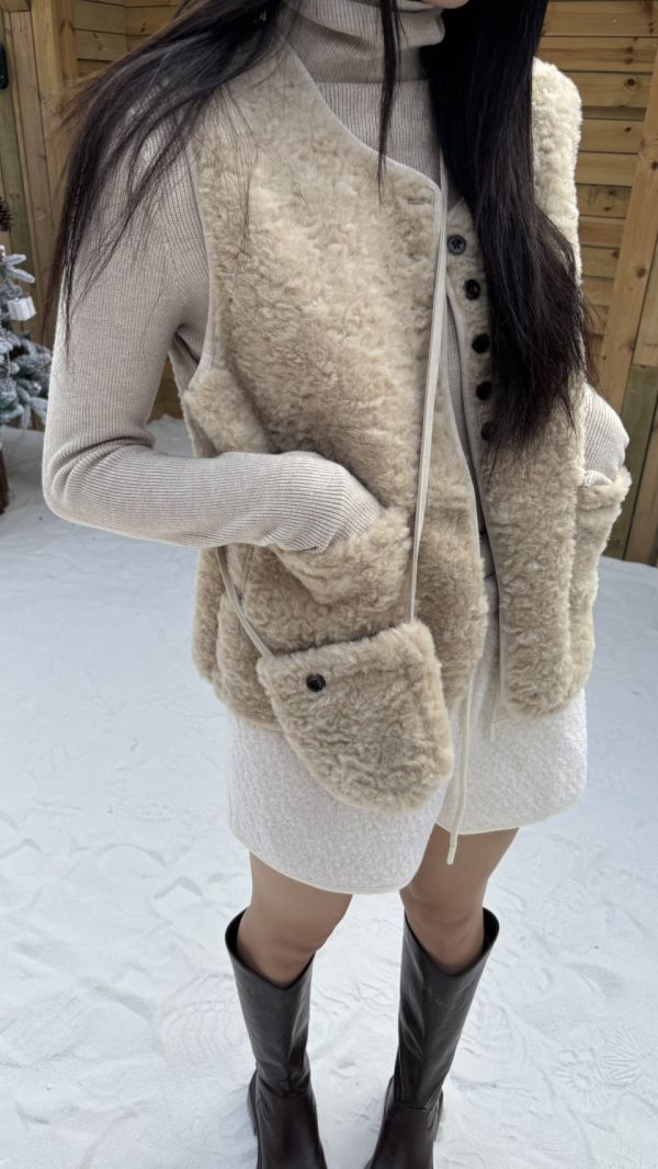 附包Ｑ毛背心＋高領上衣（杏色） 