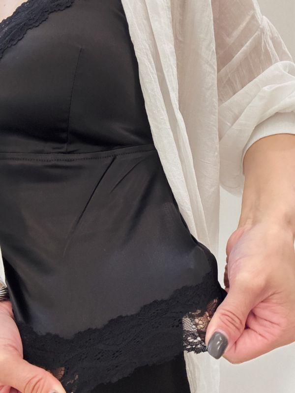 S10.Ｖ領蕾絲緞面背心 