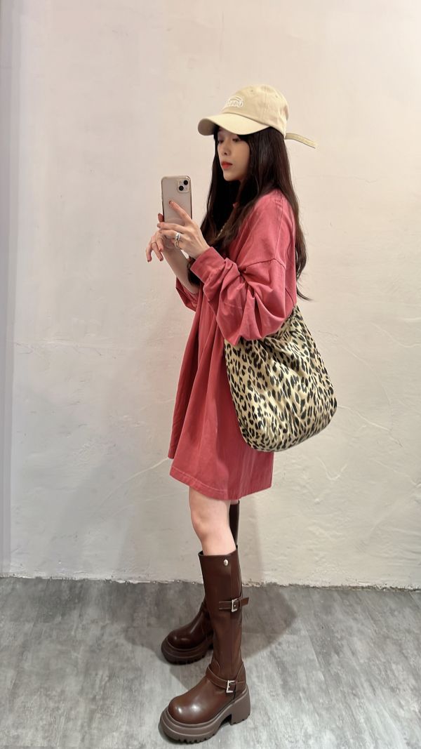W22.豹紋斜背包 