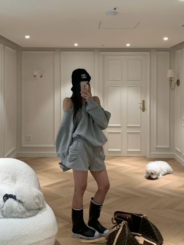 斜肩造型連身短褲 