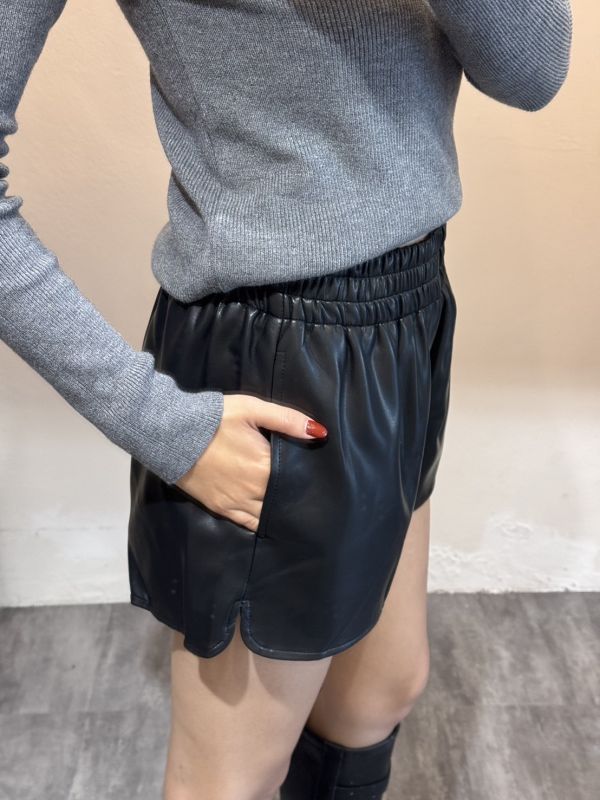 彈性皮短褲 