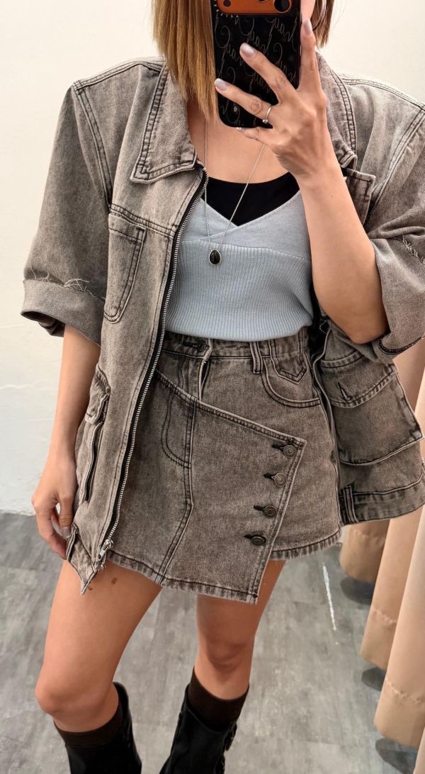 時髦牛仔斜釦套裝 