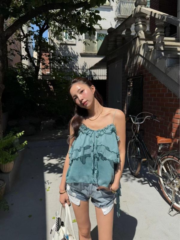 反折淺色短褲 