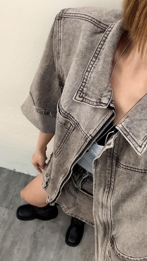 時髦牛仔斜釦套裝 